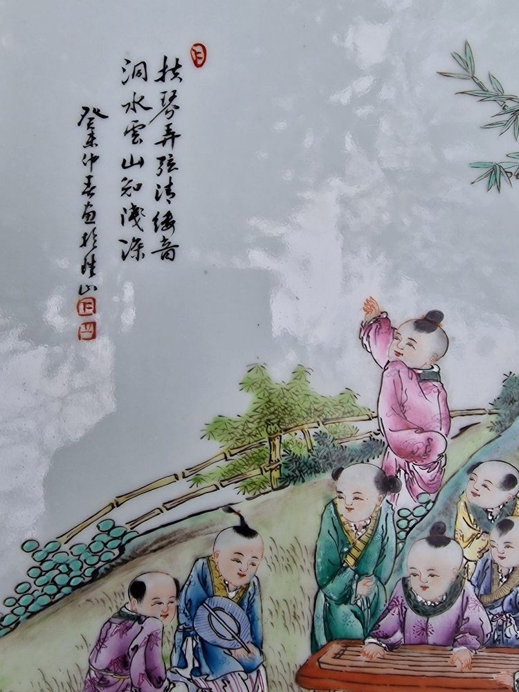 Paire De Plaques Murales Porcelaine De Chine à Décor d'Enfants Jouants émaux De La Famille Rose