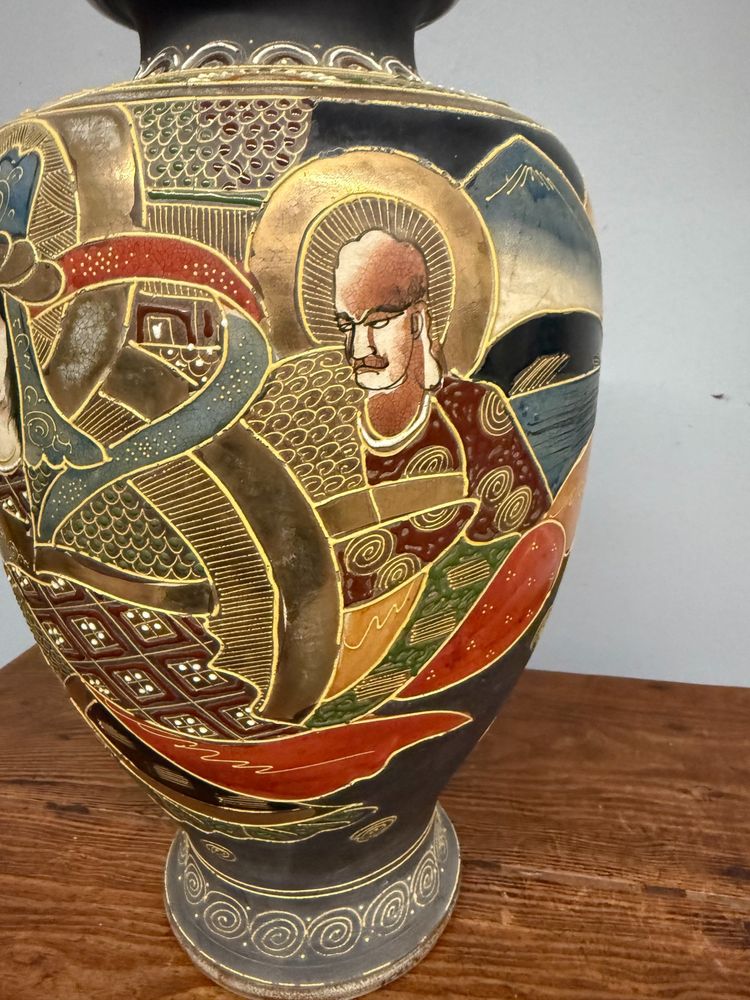 Vase Satsuma japonais ancien du XXe siècle orné de personnages, 38 x 25 cm