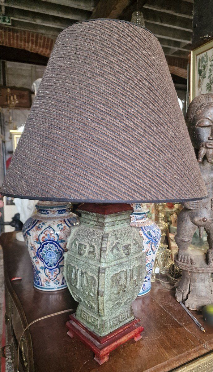 Lampe aus Bronze im archaischen chinesischen Stil