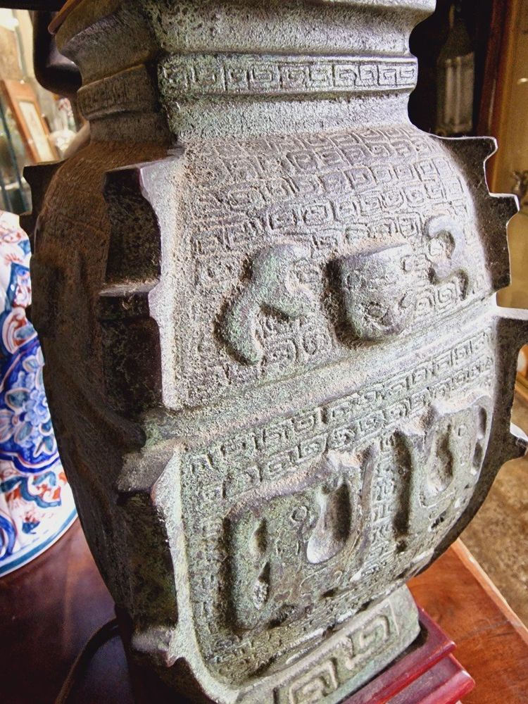 Lampe aus Bronze im archaischen chinesischen Stil