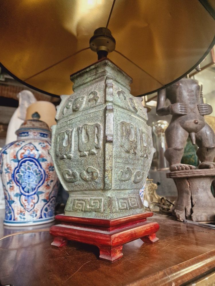 Lampe aus Bronze im archaischen chinesischen Stil