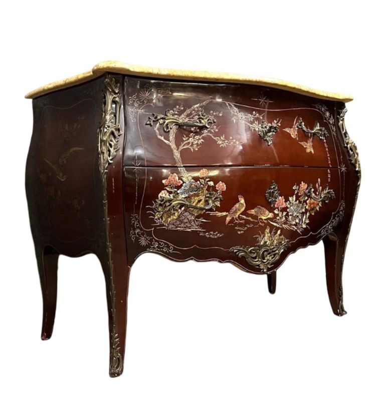 Commode sauteuse galbée en laque à décor japonisant