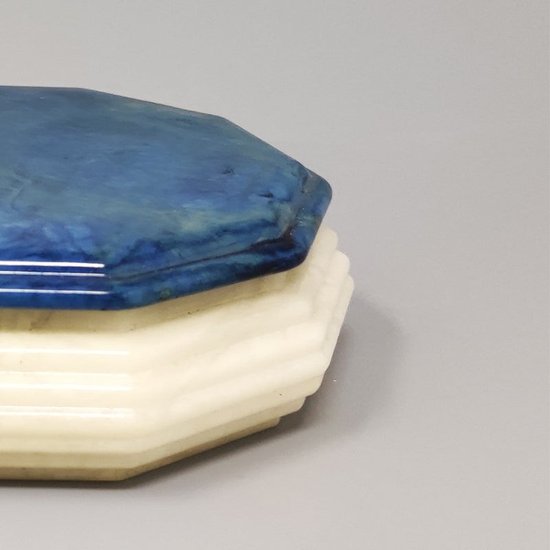 1960 Wunderschöne achteckige blau-weiße Schachtel aus Alabaster. Hergestellt in Italien