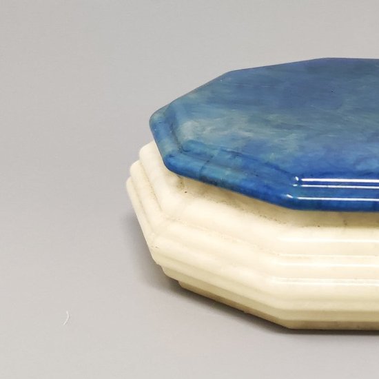 1960 Wunderschöne achteckige blau-weiße Schachtel aus Alabaster. Hergestellt in Italien