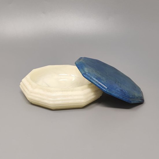 1960 Wunderschöne achteckige blau-weiße Schachtel aus Alabaster. Hergestellt in Italien