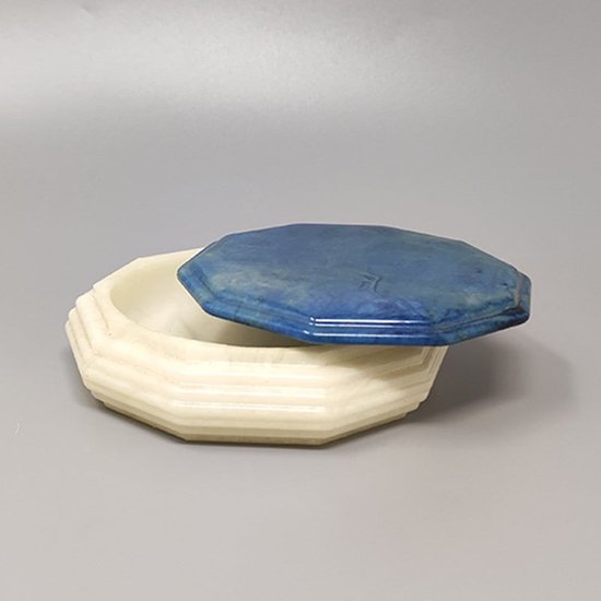 1960 Wunderschöne achteckige blau-weiße Schachtel aus Alabaster. Hergestellt in Italien