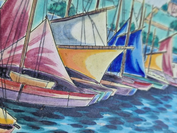 Dipinto su ceramica smaltata di Longwy raffigurante barche nel porto di Audierne, Bretagna, di Paul Mignon