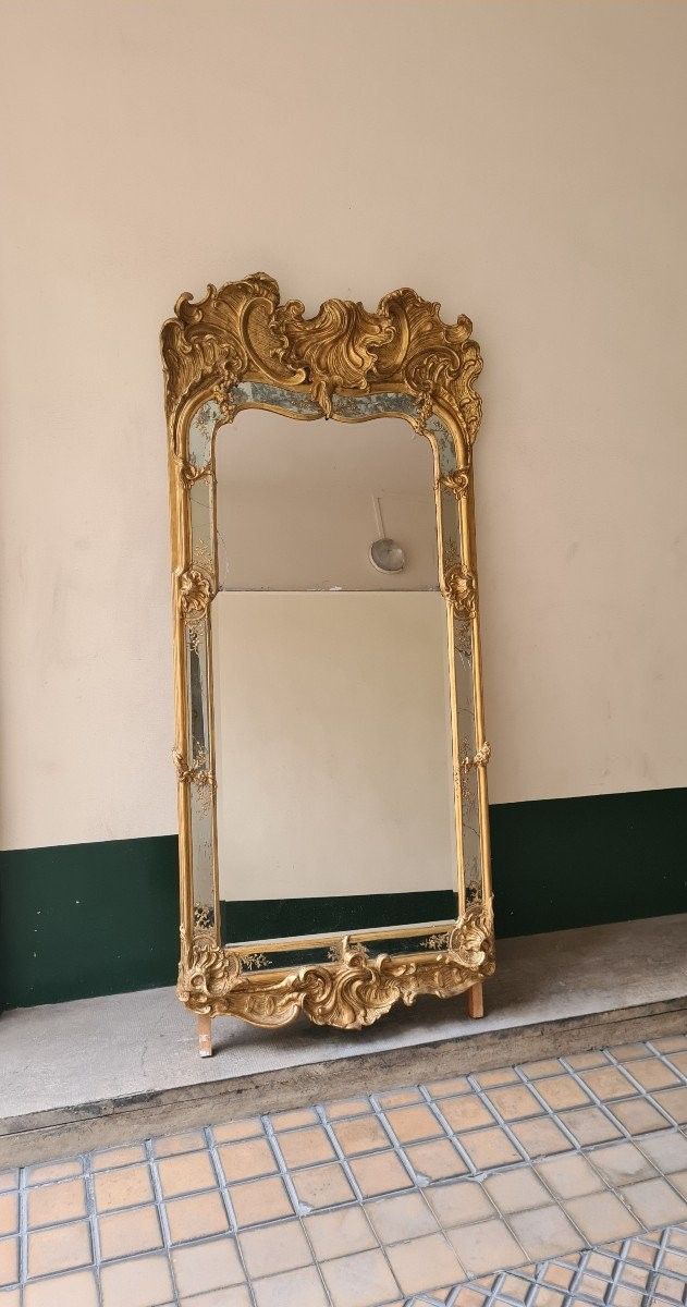Large 18th-century Venetian mirror with carved and gilded wooden frames