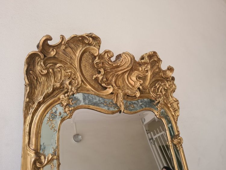 Large 18th-century Venetian mirror with carved and gilded wooden frames