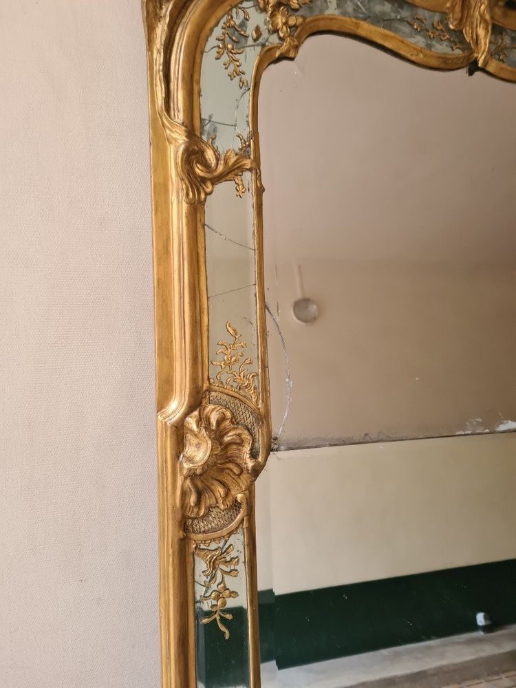 Large 18th-century Venetian mirror with carved and gilded wooden frames