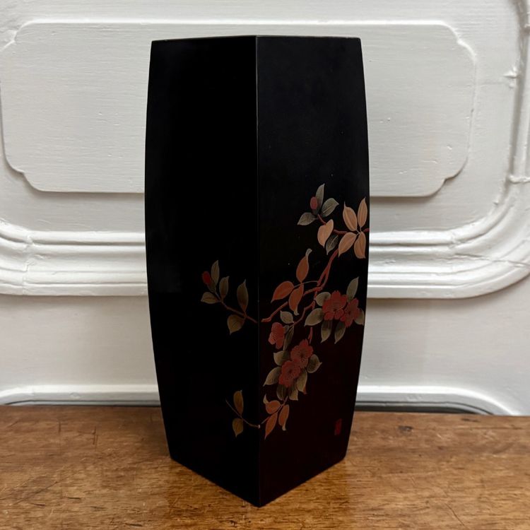 Japanische Lackvase mit gemalten Blumen, um 1930