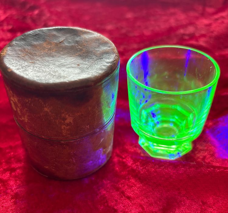 Seltenes kleines Art-Deco-Reise- oder Wellnessglas aus Uranglas
