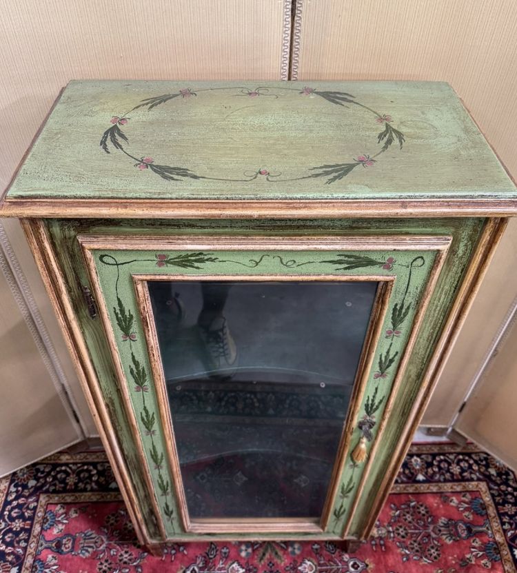 Vetrina in legno dipinto in stile veneziano