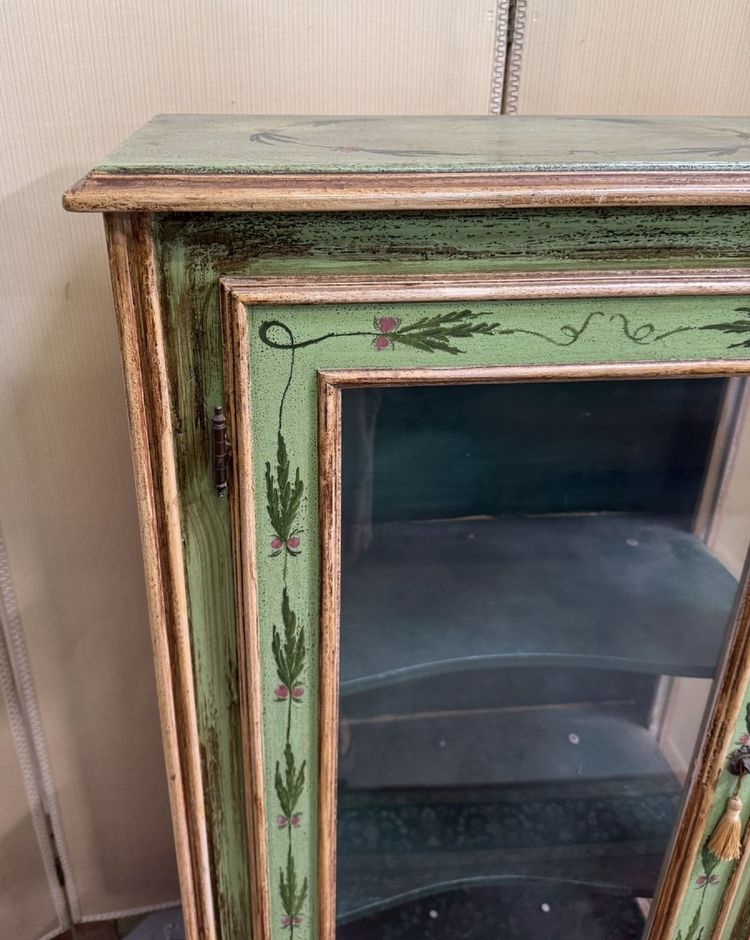 Vetrina in legno dipinto in stile veneziano
