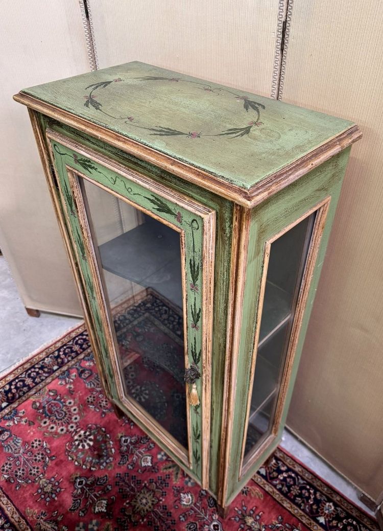 Vetrina in legno dipinto in stile veneziano