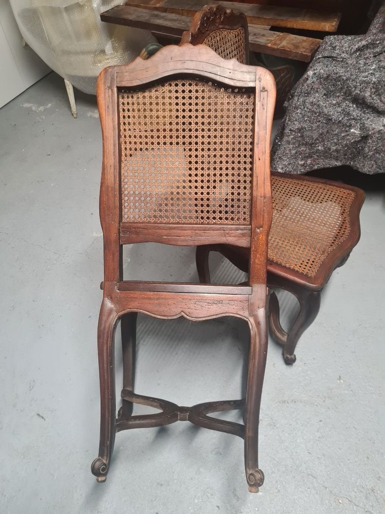 Paire de chaises en noyer début de l'époque Louis XV