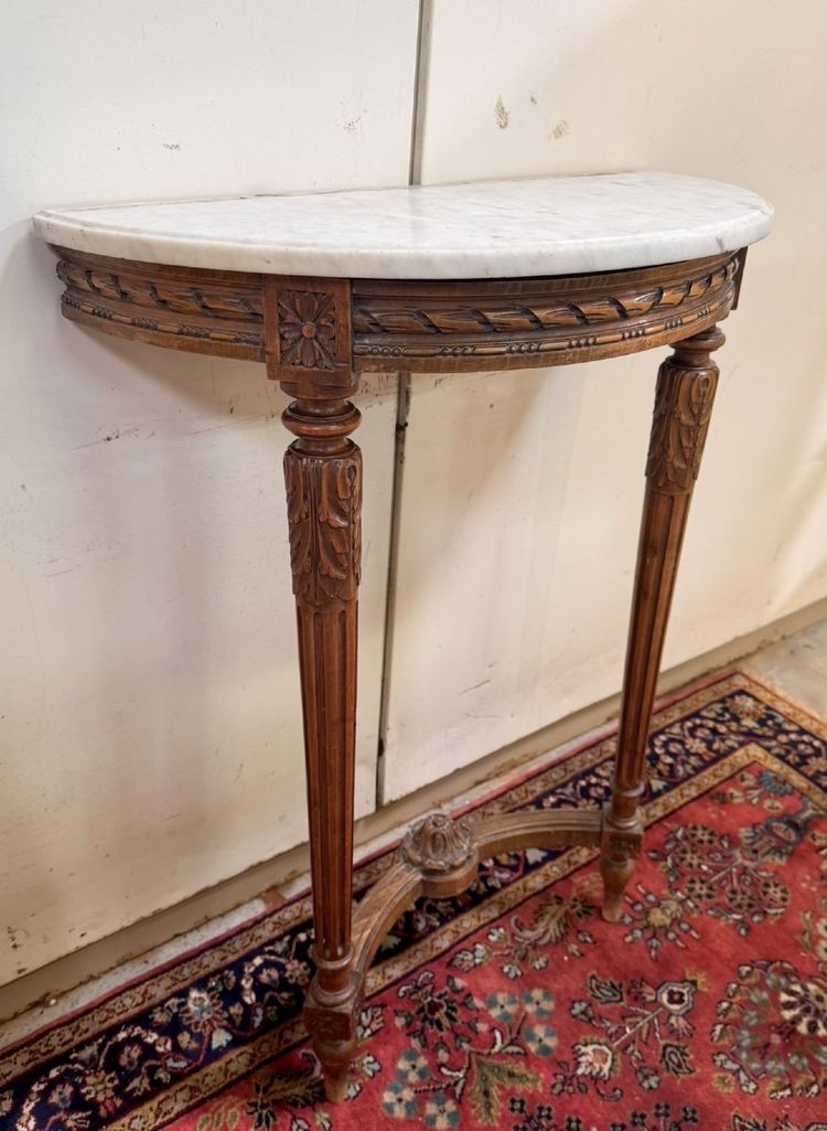 Console demie lune de style Louis XVI en bois sculpté