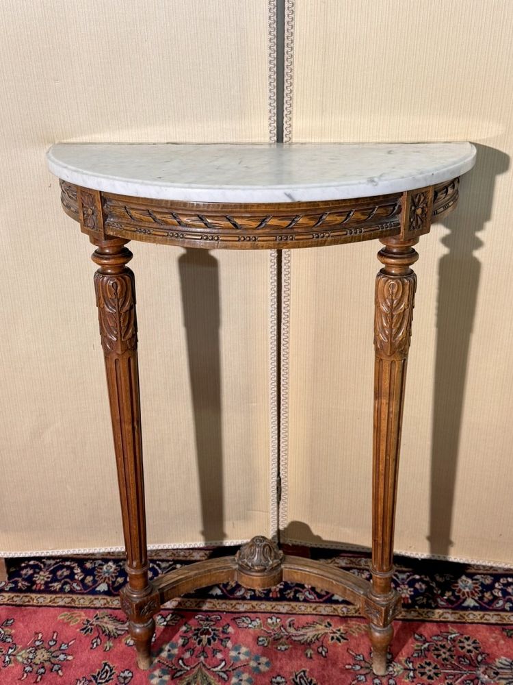 Console demie lune de style Louis XVI en bois sculpté