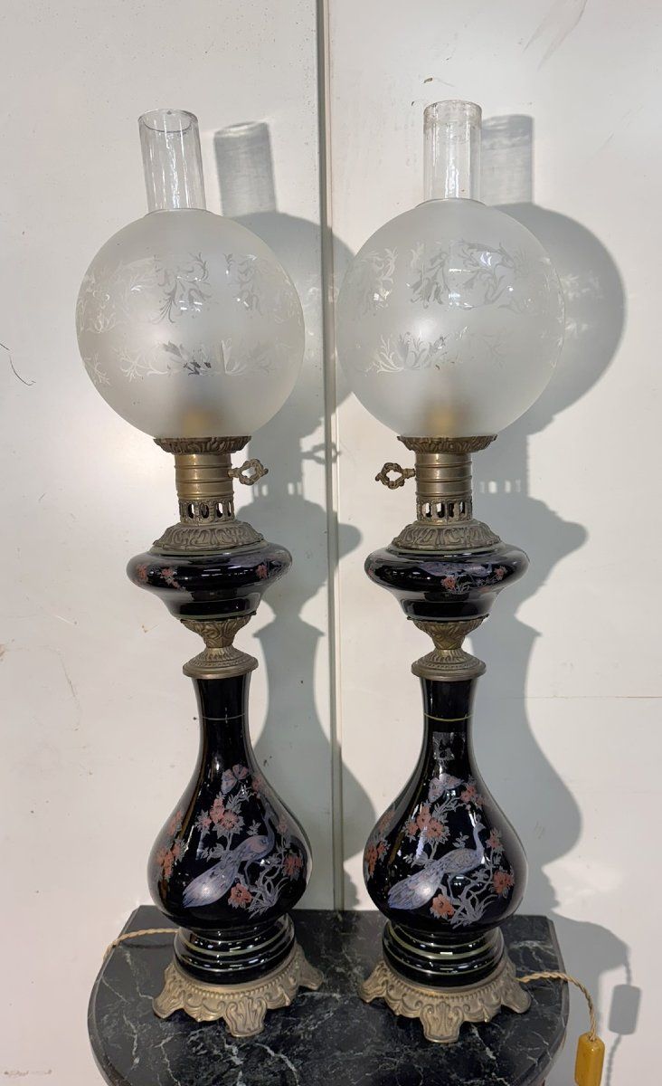 LAMPE à PÉTROLE 19ème électrifiée/antiquité Française/PORCELAINE noire fleurie & bronze/globe, tube cristal verre gravé/grande lampe huile - France