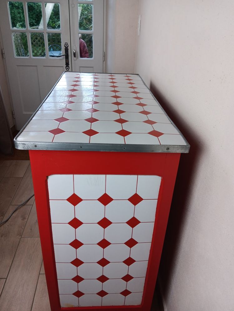Handwerkermöbel, Pariser Buffet aus rot-weiß emailliertem Blech
