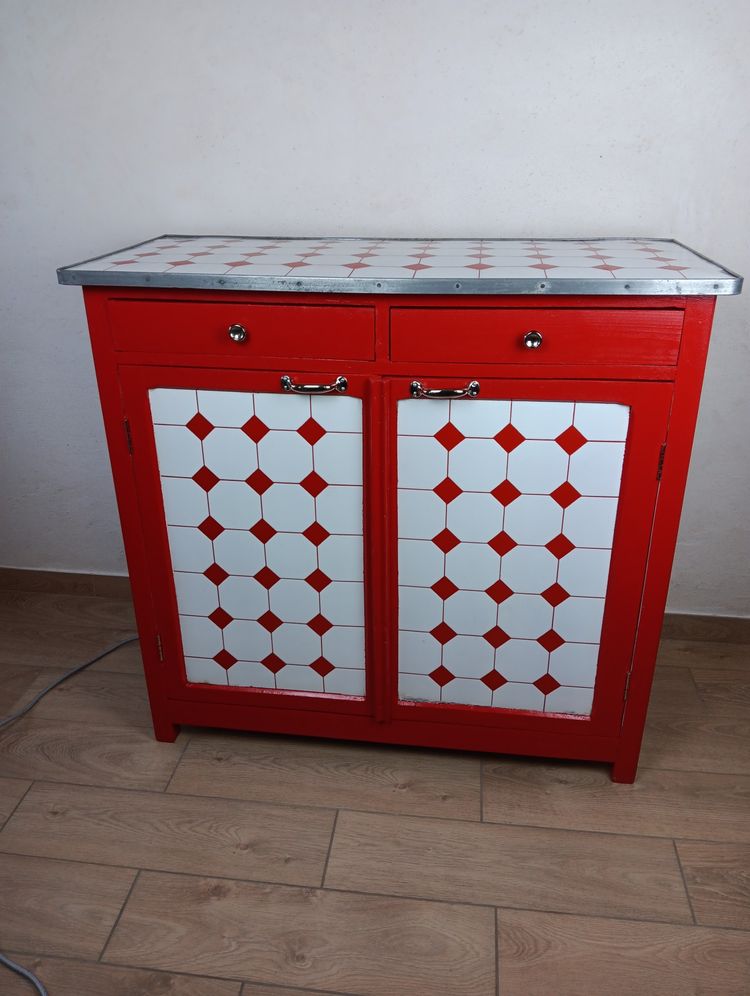 Handwerkermöbel, Pariser Buffet aus rot-weiß emailliertem Blech