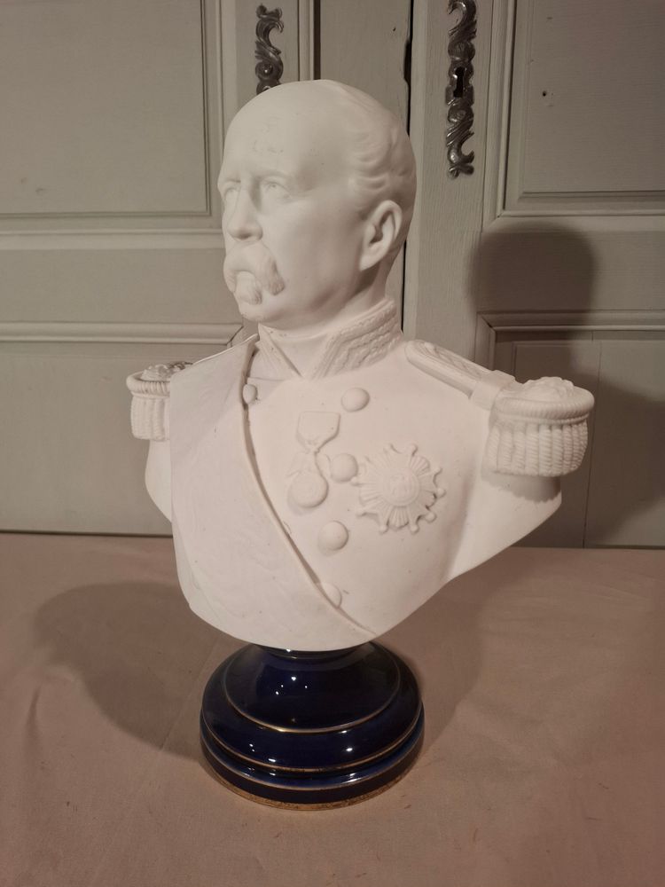 Busto in porcellana biscuit di Sèvres di Patrice de Mac Mahon, firmato "Forgeot 1874", fine del XIX secolo