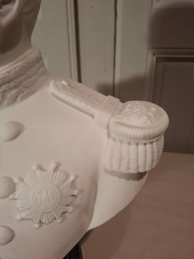 Busto in porcellana biscuit di Sèvres di Patrice de Mac Mahon, firmato "Forgeot 1874", fine del XIX secolo