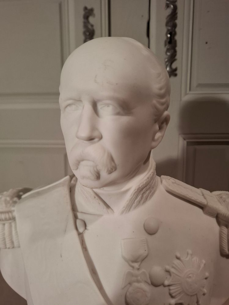 Busto in porcellana biscuit di Sèvres di Patrice de Mac Mahon, firmato "Forgeot 1874", fine del XIX secolo