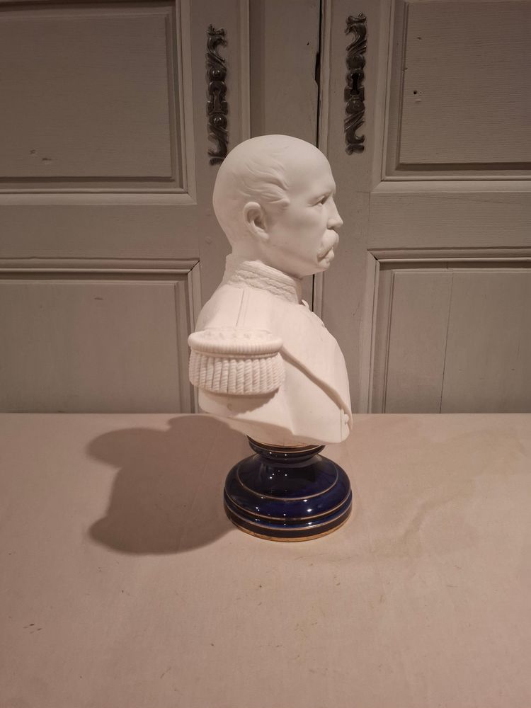 Busto in porcellana biscuit di Sèvres di Patrice de Mac Mahon, firmato "Forgeot 1874", fine del XIX secolo