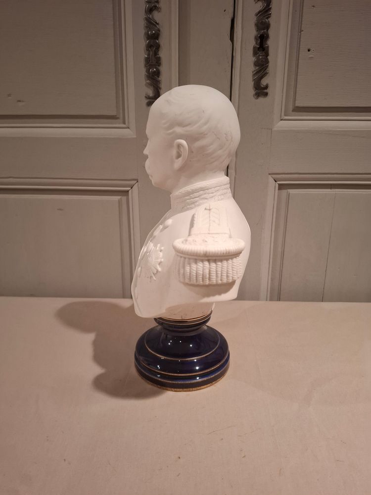 Busto in porcellana biscuit di Sèvres di Patrice de Mac Mahon, firmato "Forgeot 1874", fine del XIX secolo