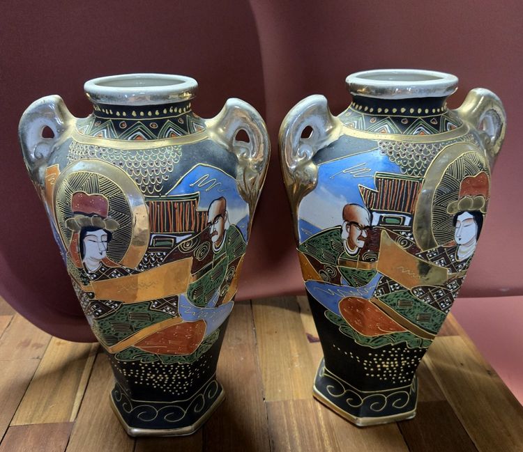 Japon fin XIXeme : paire de vases en faience de Satsuma