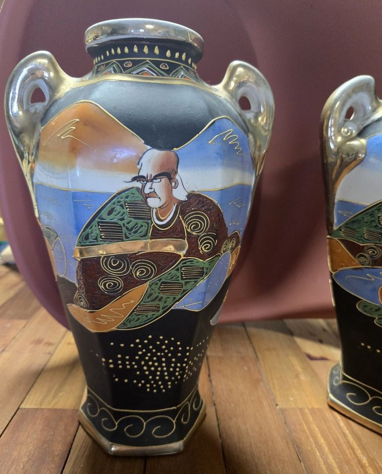 Japon fin XIXeme : paire de vases en faience de Satsuma