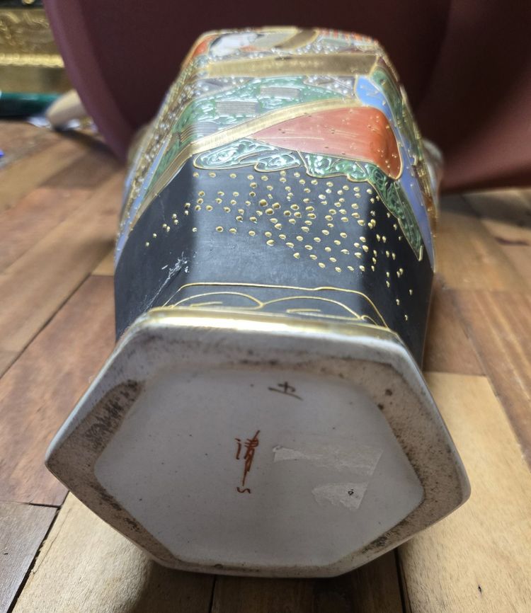 Japon fin XIXeme : paire de vases en faience de Satsuma