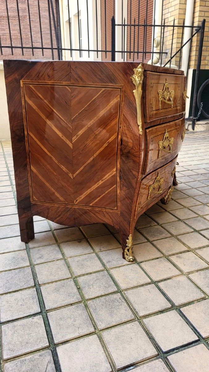 Louis XV period chest of drawers in rosewood marquetry