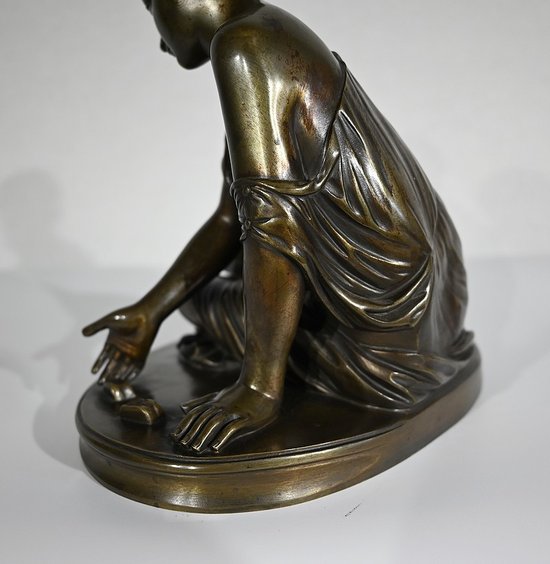 Bronze " The Osselet Player " after an antique statue - XIXth century