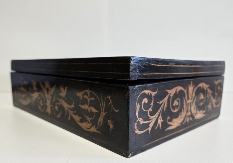 Sorrento marquetry box with a medallion scene of three dancers