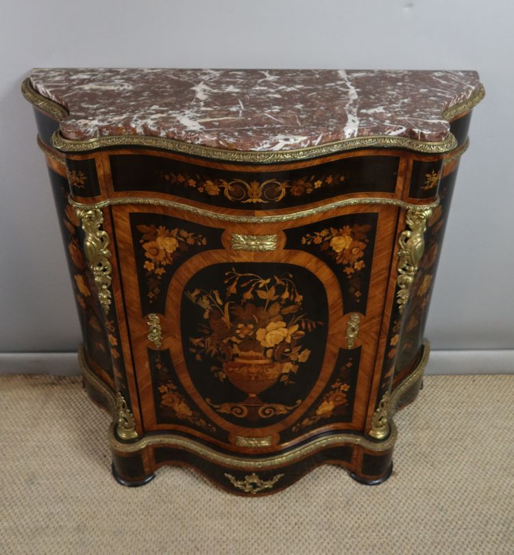 Sideboard mit Intarsien aus dem 19. Jahrhundert