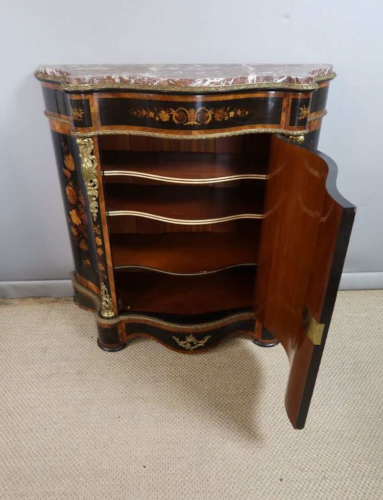 Sideboard mit Intarsien aus dem 19. Jahrhundert