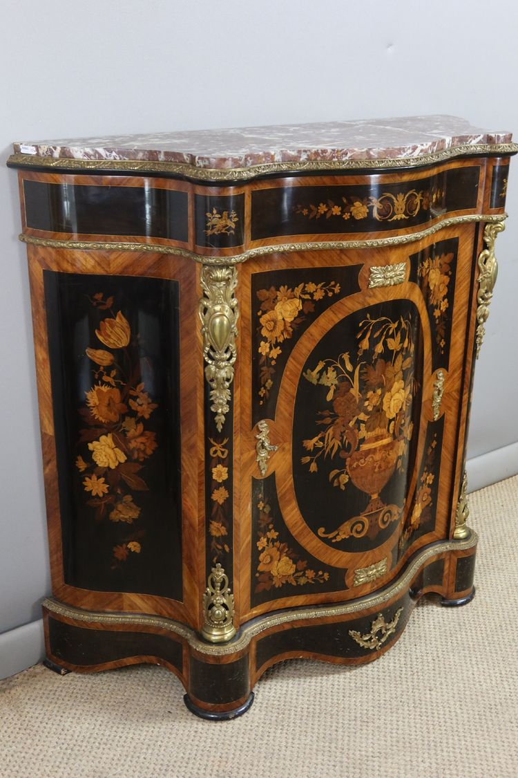 Sideboard mit Intarsien aus dem 19. Jahrhundert