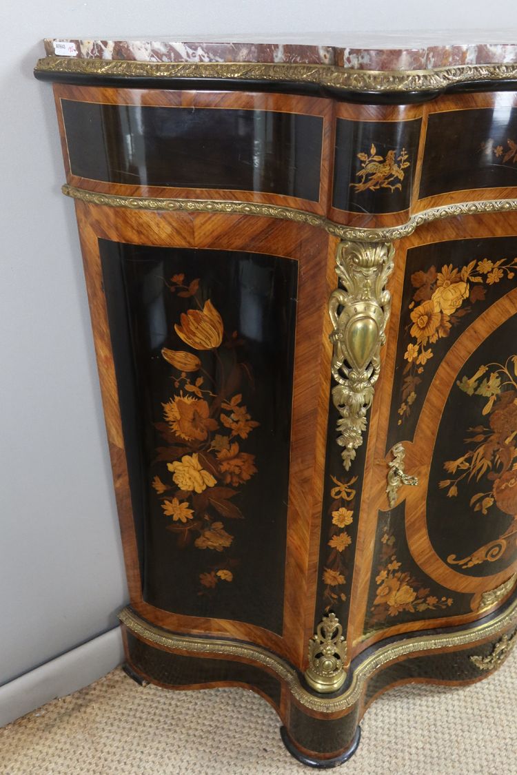 Sideboard mit Intarsien aus dem 19. Jahrhundert