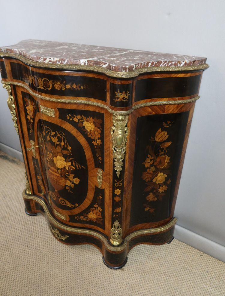 Sideboard mit Intarsien aus dem 19. Jahrhundert