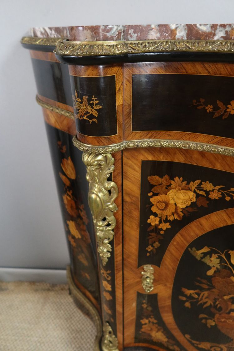 Sideboard mit Intarsien aus dem 19. Jahrhundert