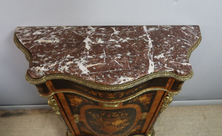 Sideboard mit Intarsien aus dem 19. Jahrhundert