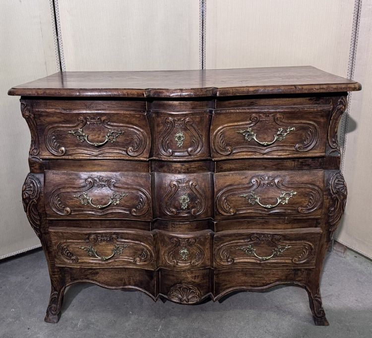 Commode tombeau galbée de style louis XV Provençal en bois massif