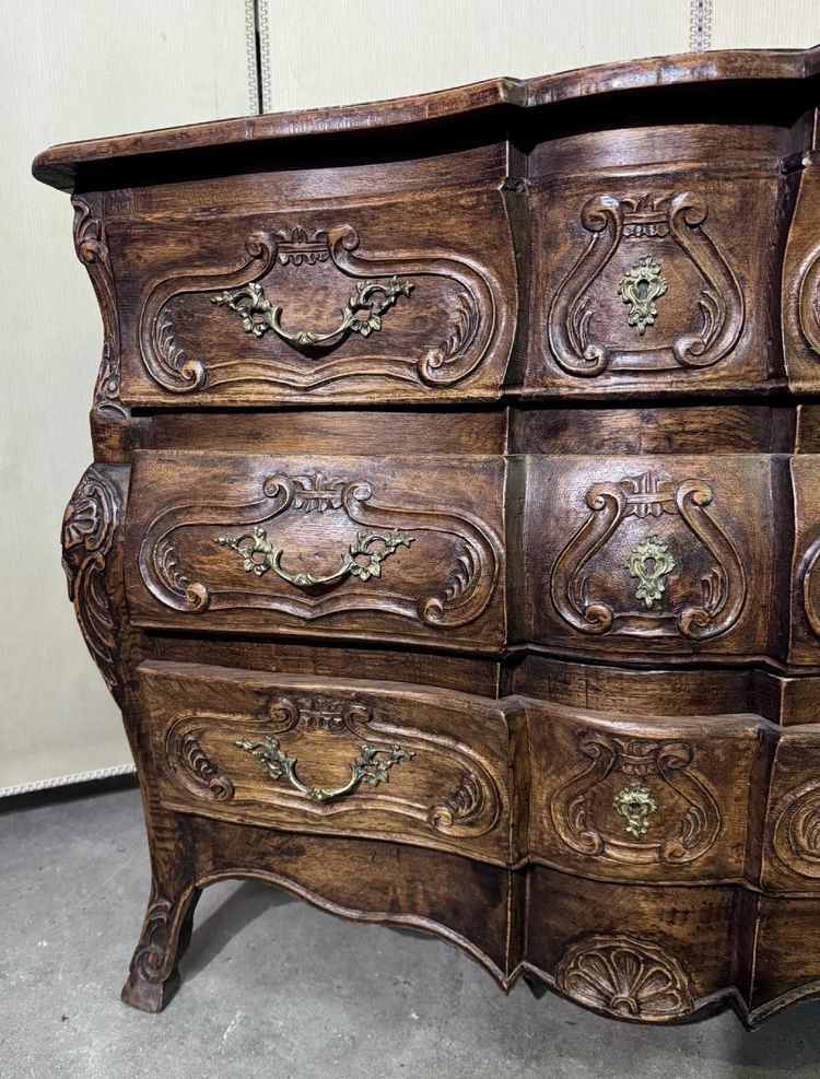 Commode tombeau galbée de style louis XV Provençal en bois massif