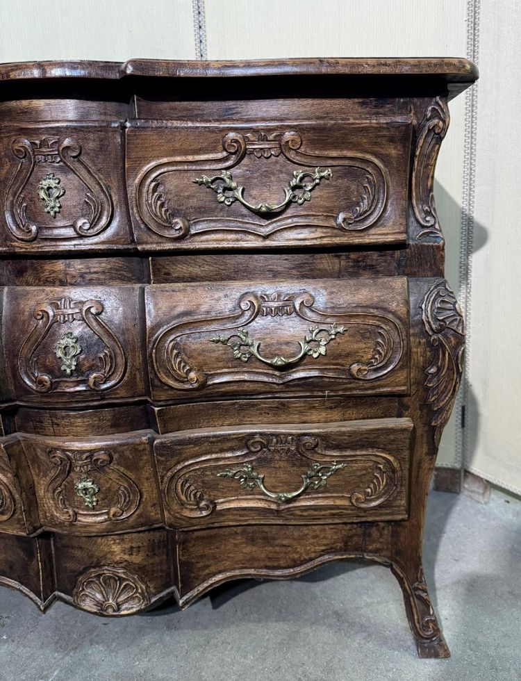 Commode tombeau galbée de style louis XV Provençal en bois massif