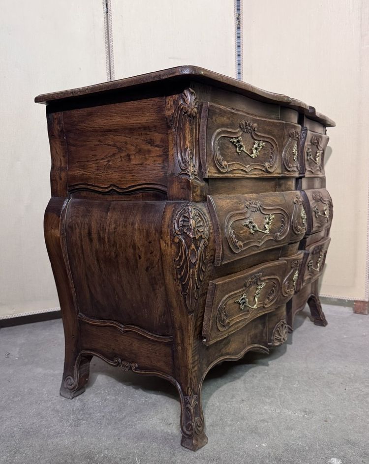 Commode tombeau galbée de style louis XV Provençal en bois massif