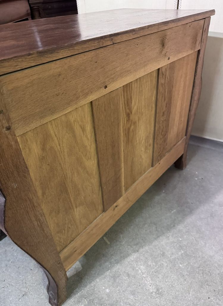 Commode tombeau galbée de style louis XV Provençal en bois massif