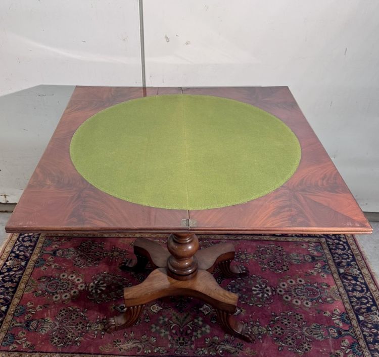 Inghilterra : Tavolo da gioco in stile Carlo X in mogano biondo