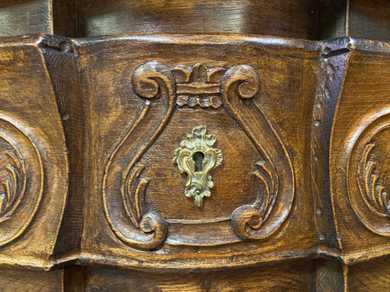 Commode Louis XV provençale galbée en bois naturel vers 1880-1900